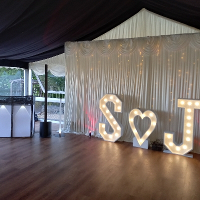 How to find the perfect wedding DJ
