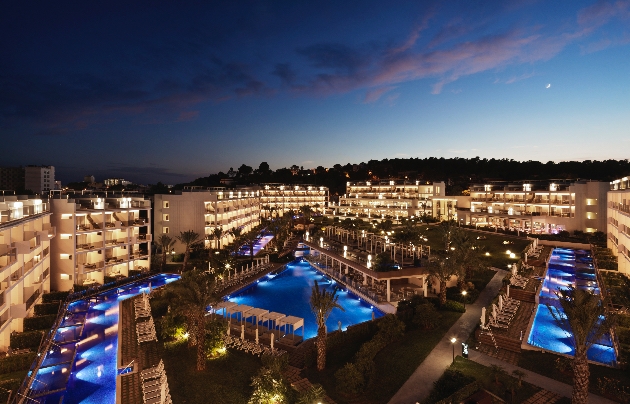 A rooftop view at night overlooking the Zafiro Palace Palmanova