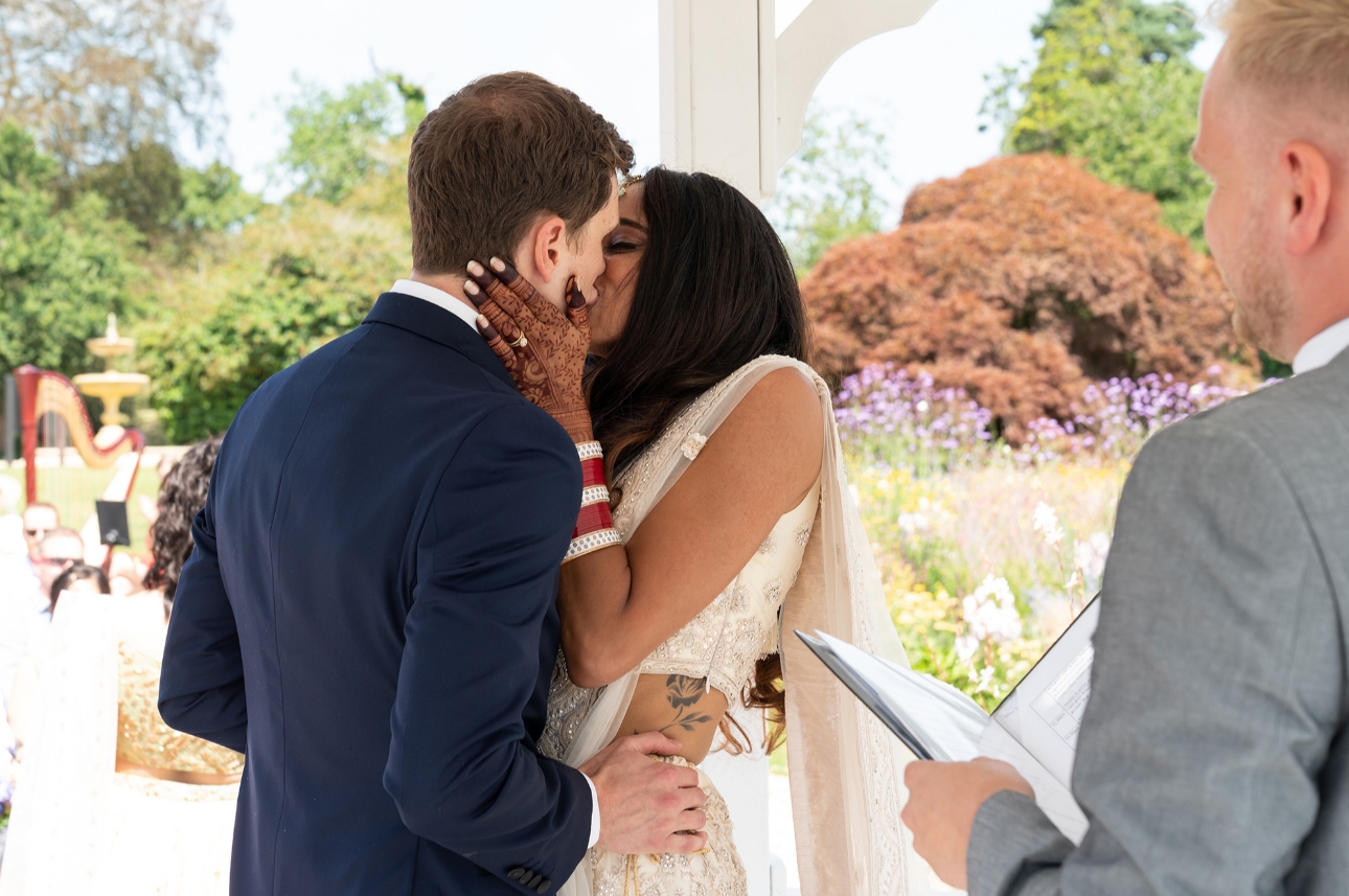 Couple kiss 