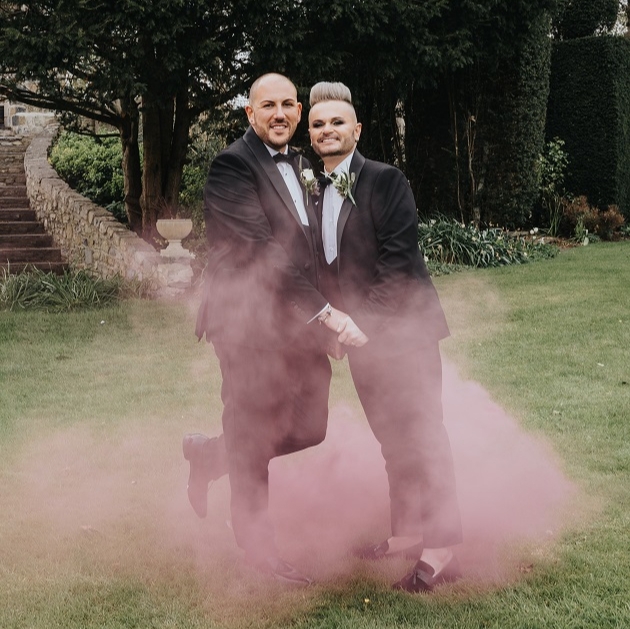 Smoke bomb
