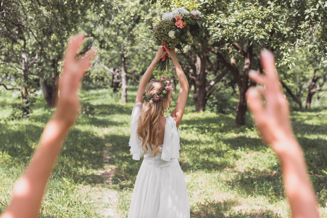 bride tossing the bouquet 