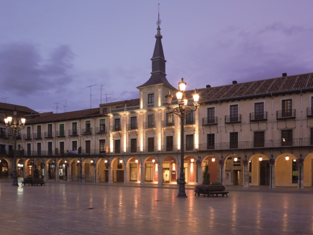 Outside view of NH collection Leon Plaza Mayor