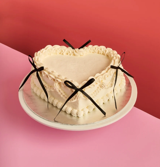 single tier lambeth style cake with black bows